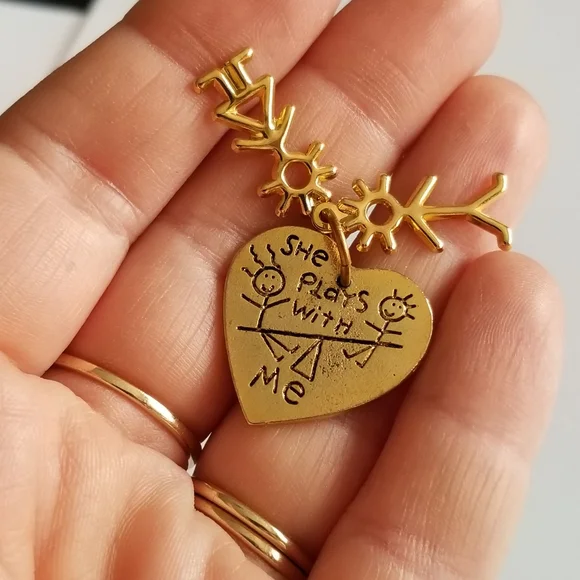 Relisted -My Mommy's special because she plays with me heart pendant - Picture 3 of 7